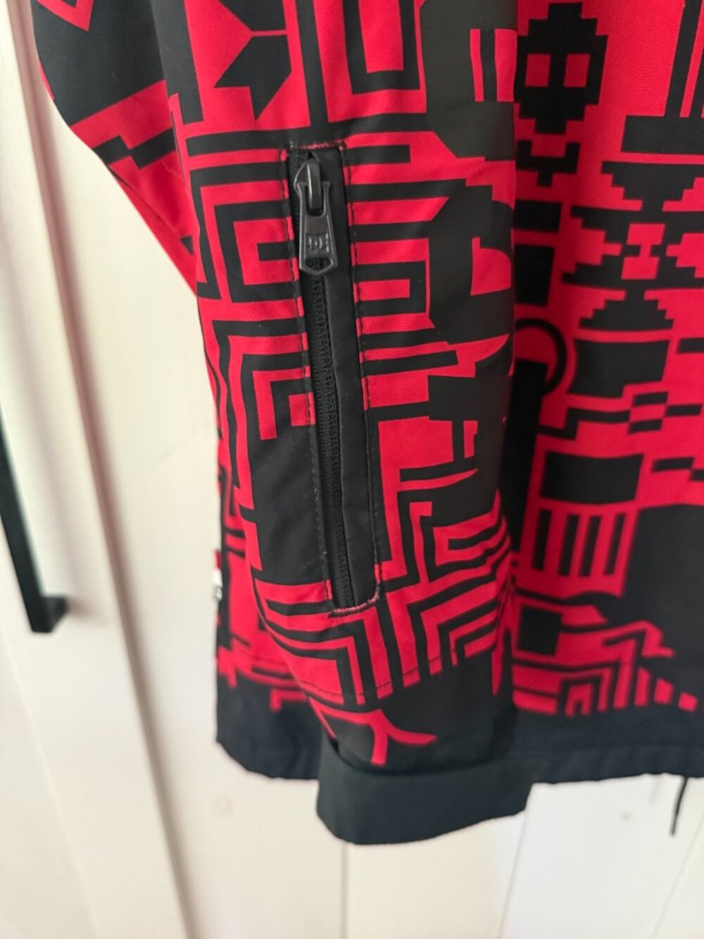 Men's Medium DC Red and Black Graphic Snowboard Jacket - Picture 3 of 8